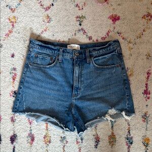 Abercrombie 4in mom short high rise distressed